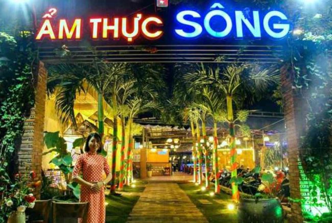 Ẩm thực sông là một địa điểm ven sông rất lý tưởng cho những buổi họp mặt, họp mặt gia đình hay những bữa tiệc thâu đêm cùng bạn bè và đồng nghiệp | Nguồn: Ẩm thực sông