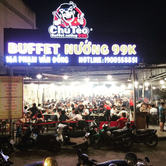 Buffet chú tèo Phạm Văn Đồng sở hữu một không gian rất rộng rãi có những bàn trải dài và lớn | Nguồn: Buffet chú Tèo