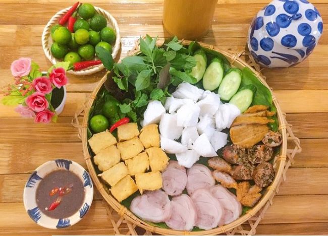 Mặc dù quán bún đậu Hoa Mai mới khai trương gần đây, nhưng thực khách vẫn khen ngợi bởi hương vị thơm ngon và giá cả rẻ | Nguồn: Bún đậu Hoa Mai