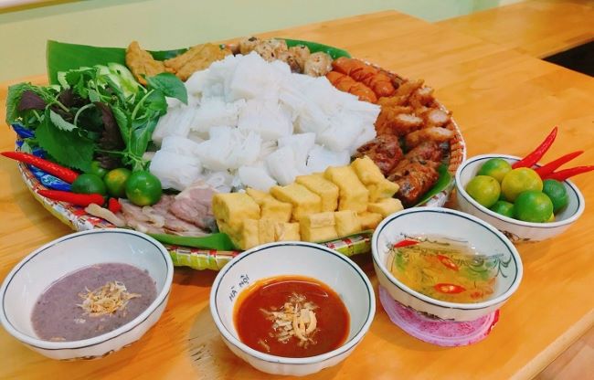 Bún đậu Việt sẽ phục vụ một combo mẹt bún đậu mắm tôm “full topping” để bạn thưởng thức với mức giá vô cùng phải chăng | Nguồn: Bún đậu Việt 