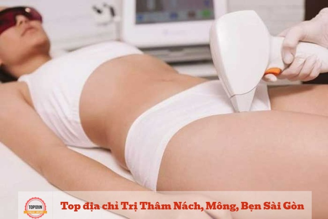 Bệnh viện sử dụng công nghệ laser của Hoa Kỳ để loại bỏ tế bào hắc tố, kích thích da tổng hợp elastin và collagen để chị em có thể tự tin diện những bộ đồ yêu thích | Nguồn: Bệnh viện Á Âu