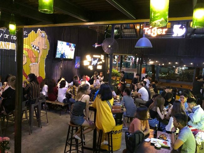 BOX Beer House có hệ thống âm thanh tuyệt vời và hệ thống ánh sáng mờ ảo nên bạn sẽ không phải thất vọng về điểm đến cuối tuần của mình | Nguồn: BOX Beer House