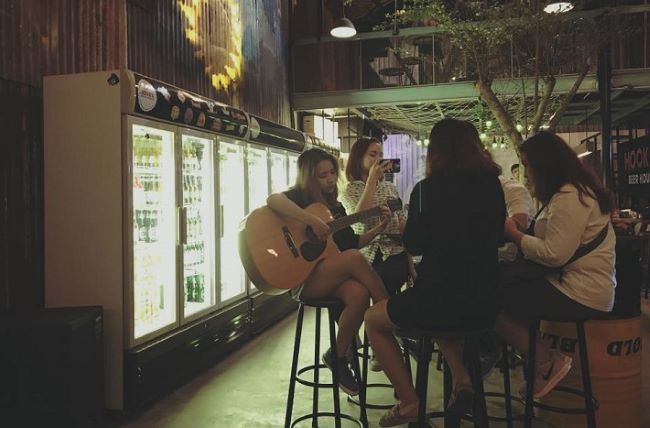 Hook's Beer House có một không gian rộng lớn nên nó lý tưởng cho cả các sự kiện âm nhạc vui nhộn vào buổi tối và các buổi gặp gỡ xã hội vào ban ngày | Nguồn: Hook's Beer House Hook's Beer House có một không gian rộng lớn nên nó lý tưởng cho cả các sự kiện âm nhạc vui nhộn vào buổi tối và các buổi gặp gỡ xã hội vào ban ngày | Nguồn: Hook's Beer House 