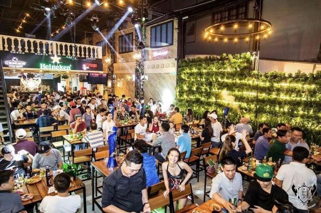 Ivory Beer Garden gây ấn tượng với thực khách bởi không gian rộng rãi, âm nhạc sôi động, chất lượng | Nguồn: Ivory Beer Garden