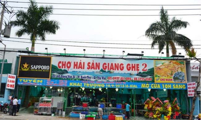 Khách hàng tại Giang Ghẹ có thể yên tâm rằng hải sản họ mua luôn tươi sống | Nguồn: Giang Ghẹ