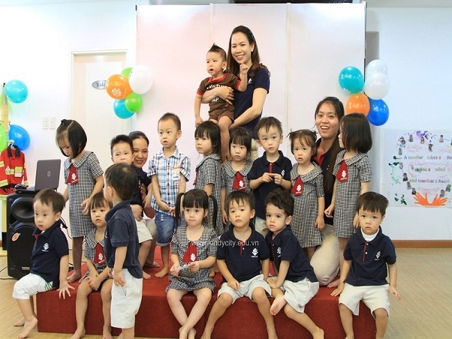 Công tác chăm sóc trẻ tại Kindy City được diễn ra theo một quy trình chặt chẽ, trẻ được phân công giám sát theo ca, đảm bảo sự an toàn tối đa trong suốt quá trình học tập tại đây | Nguồn: Kindy City 