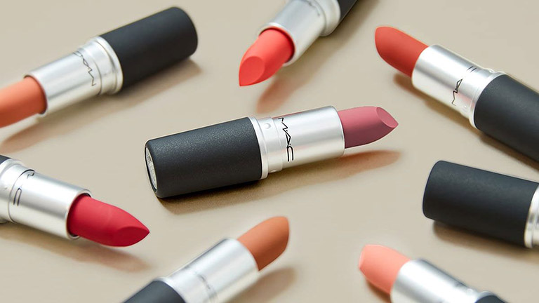 Dòng son MAC Matte có đến 18 sắc son, kết cấu son lì, bám màu tốt và lên màu chuẩn xác